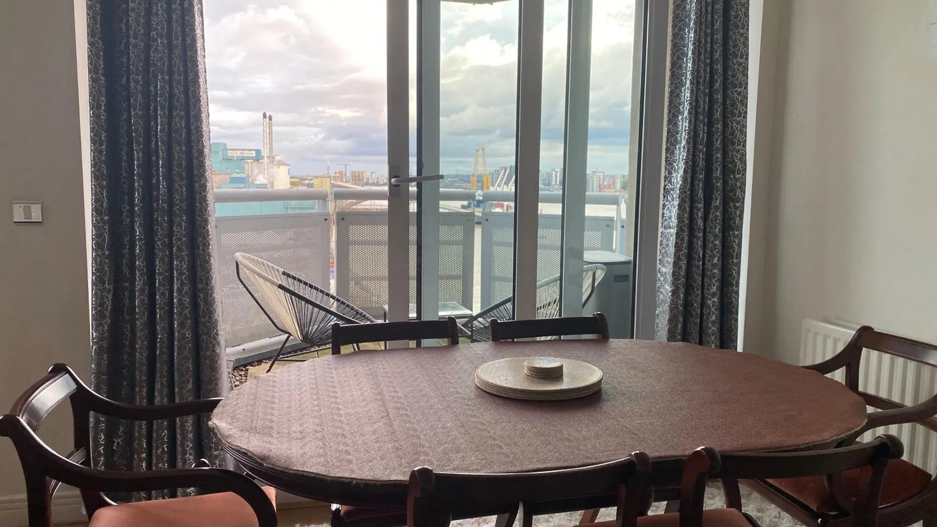 London Riverside Apartment-2 Bed-Freep-Balcony