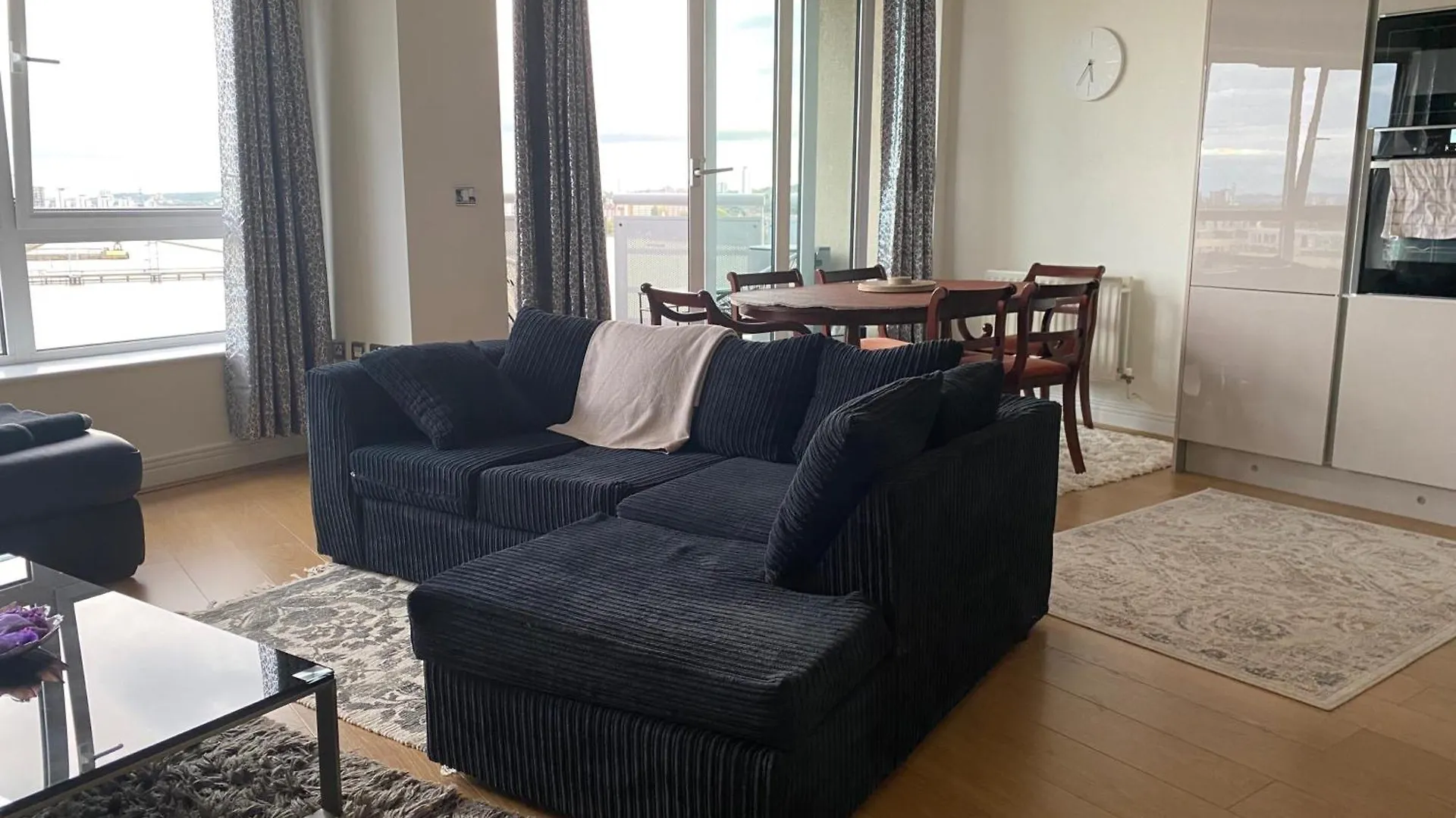 London Riverside Apartment-2 Bed-Freep-Balcony
